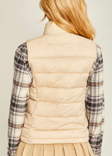 Load image into Gallery viewer, Cream puffer vest
